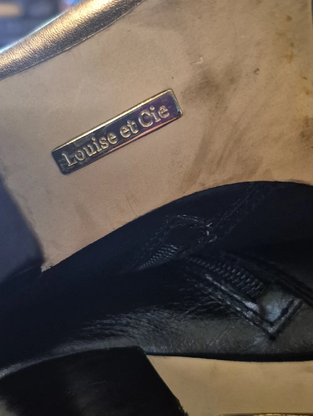 Louise et Cie Black Leather Ankle Booties with Buckle Detail Sz 7. (#812S)